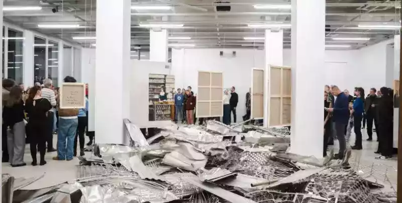 Dernisáž / komentovaná prohlídka / křest katalogu: Za Pultem (Behind the Counter)