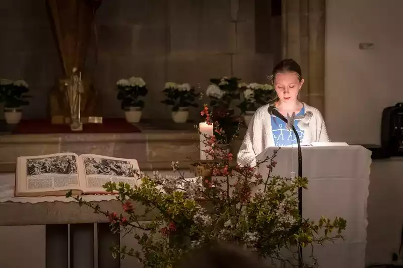 Čtení Bible v průběhu 24 hodin