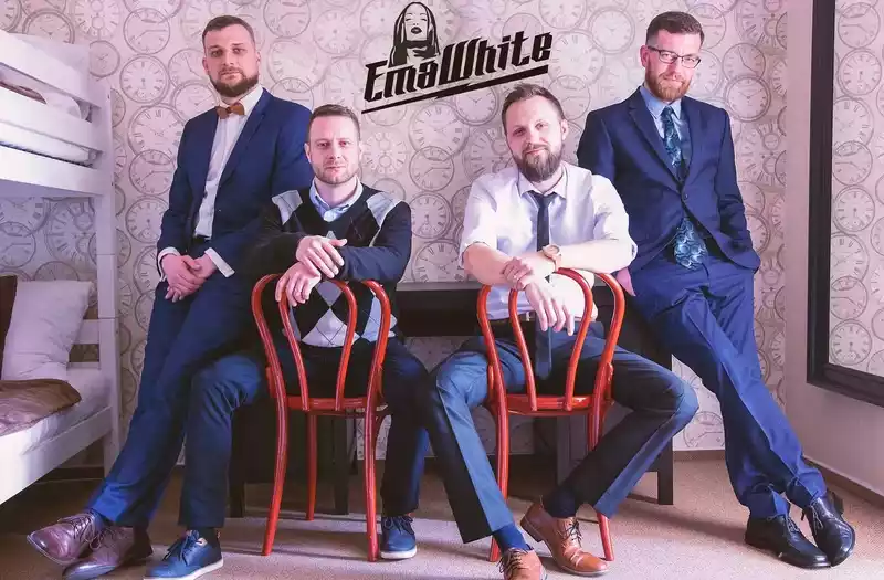 Ema White na Zahradě