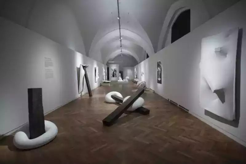 Maria Bartuszová | Malé prázdno plné malého nekonečného vesmíru