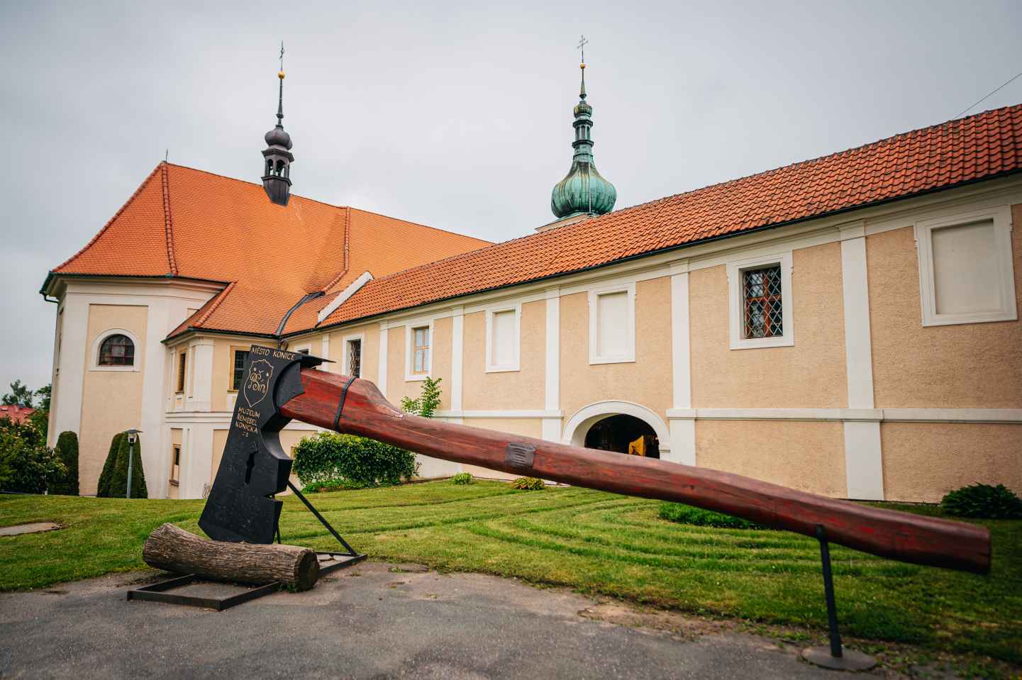 Zámek Konice s expozicí řemesel a sbírkou seker