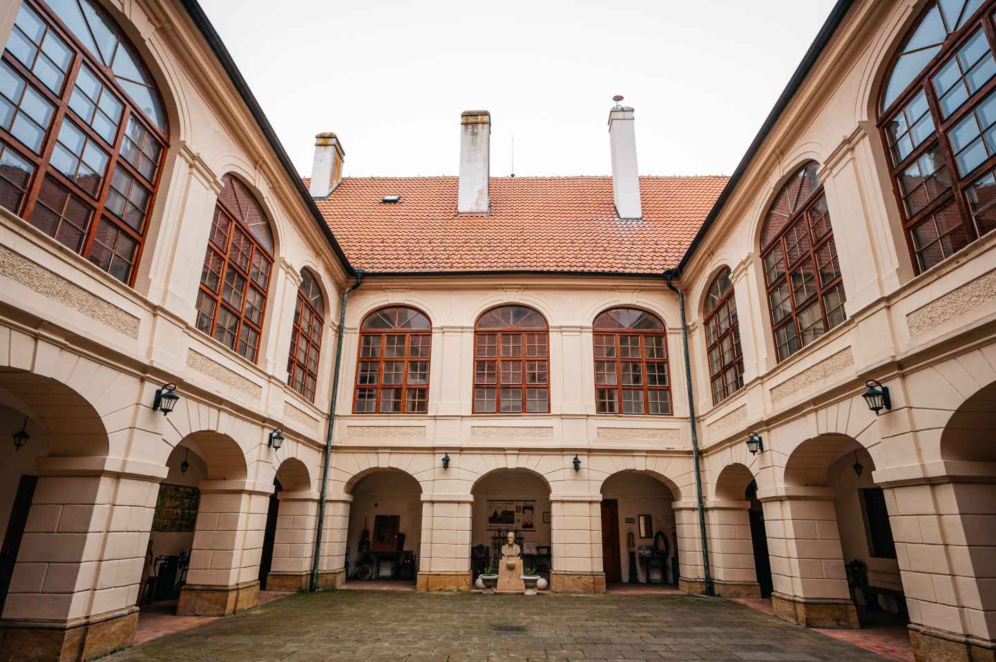 Zámek Konice s expozicí řemesel a sbírkou seker