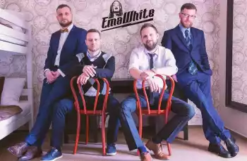 Ema White na Zahradě