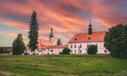 Pałac Konice z wystawą rzemiosł i kolekcją toporów