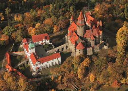 Von der Burg in den Untergrund - von Bouzov zu den Höhlen