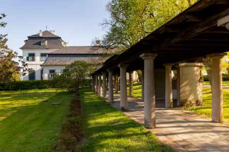 Hinter den Kinderwagen und den Zügen